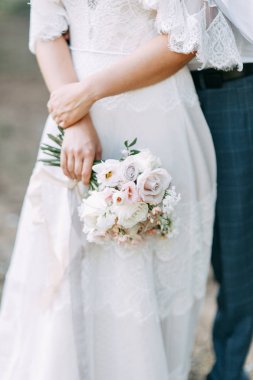 Çiçekli bir düğün için baskı ve dekor. Modern gelin buketi elinde.. 