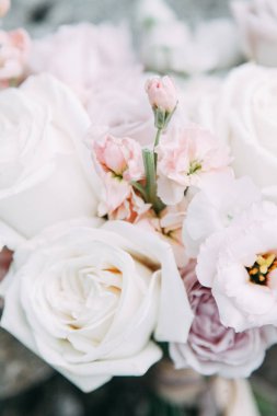 Çiçekli bir düğün için baskı ve dekor. Modern gelin buketi elinde.. 