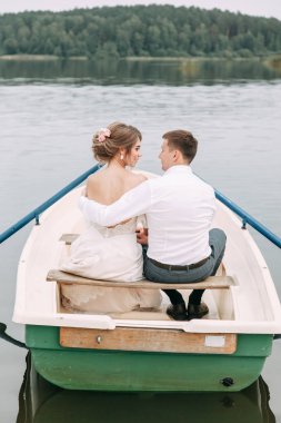  Avrupa tarzında şık bir düğün. Gölde teknede mutlu bir çift.
