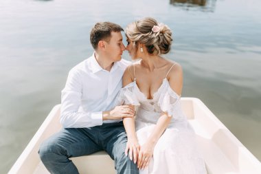  Avrupa tarzında şık bir düğün. Gölde teknede mutlu bir çift.