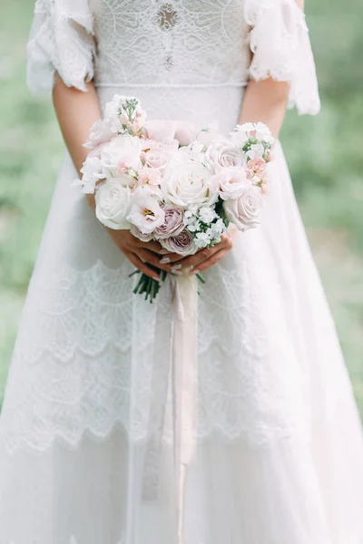 Çiçekli Bir Düğün Için Baskı Dekor Modern Gelin Buketi Elinde — Stok fotoğraf
