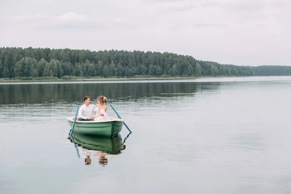 Mariage Élégant Dans Style Européen Joyeux Couple Sur Bateau Sur — Photo