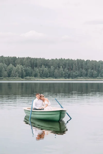 Stylowy Ślub Europejskim Stylu Szczęśliwa Para Łodzi Jeziorze — Zdjęcie stockowe