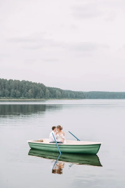 Stylowy Ślub Europejskim Stylu Szczęśliwa Para Łodzi Jeziorze — Zdjęcie stockowe