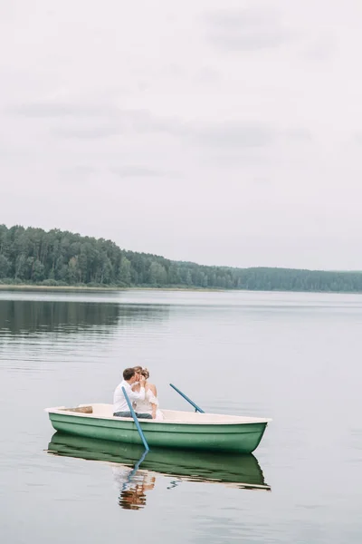 Stylowy Ślub Europejskim Stylu Szczęśliwa Para Łodzi Jeziorze — Zdjęcie stockowe