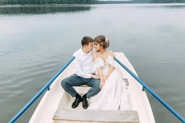 Casamento Elegante Estilo Europeu Casal Feliz Barco Lago — Fotografia de Stock