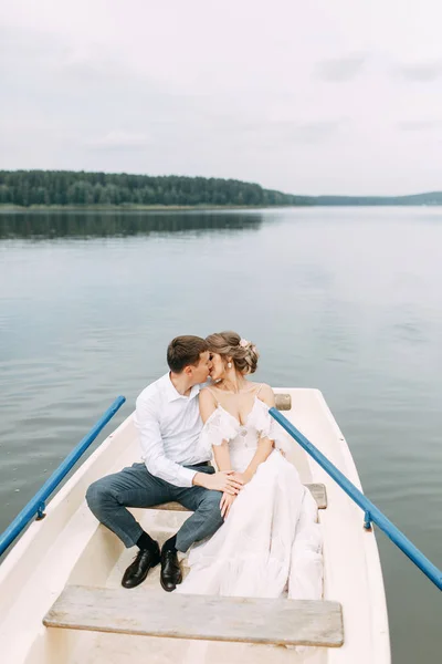 ヨーロッパスタイルのスタイリッシュな結婚式 湖の上のボートで幸せなカップル — ストック写真