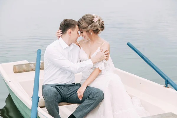 Κομψός Γάμος Ευρωπαϊκό Στυλ Ευτυχισμένο Ζευγάρι Μια Βάρκα Στη Λίμνη — Φωτογραφία Αρχείου