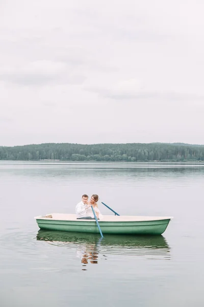 Stilvolle Hochzeit Europäischen Stil Glückliches Paar Auf Einem Boot Auf — Stockfoto