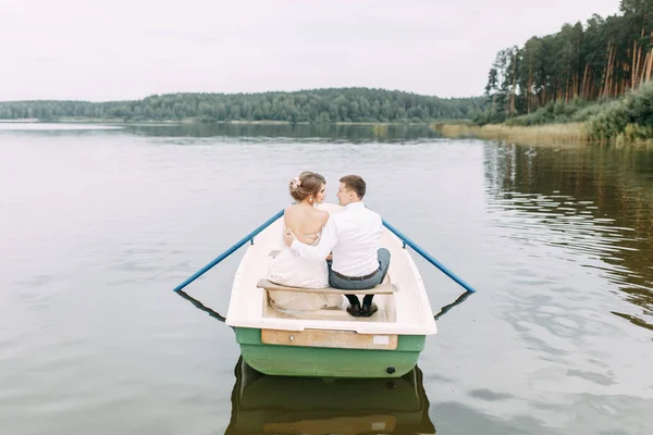 Boda Con Estilo Estilo Europeo Pareja Feliz Barco Lago — Foto de Stock