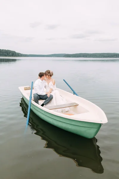 Boda Con Estilo Estilo Europeo Pareja Feliz Barco Lago — Foto de Stock