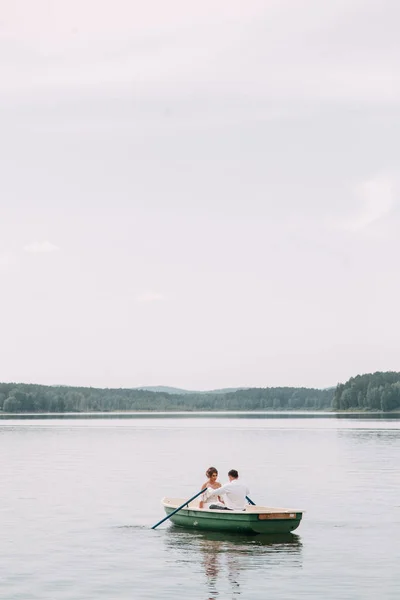 Pernikahan Bergaya Bergaya Eropa Pasangan Bahagia Atas Perahu Danau — Stok Foto