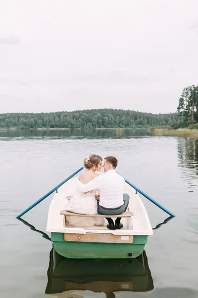 Boda Con Estilo Estilo Europeo Pareja Feliz Barco Lago — Foto de Stock