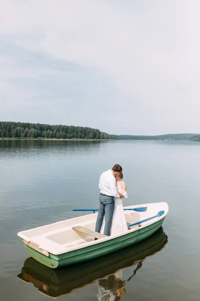 ヨーロッパスタイルのスタイリッシュな結婚式 湖の上のボートで幸せなカップル — ストック写真