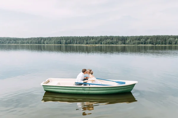 Boda Con Estilo Estilo Europeo Pareja Feliz Barco Lago — Foto de Stock