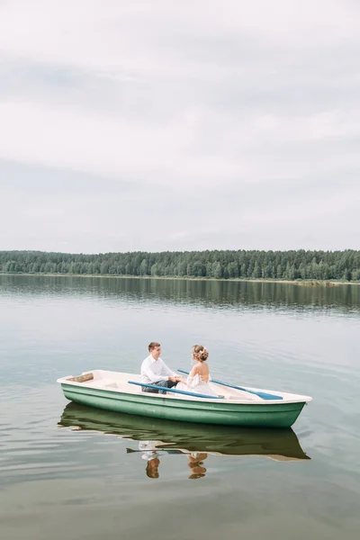 Pernikahan Bergaya Bergaya Eropa Pasangan Bahagia Atas Perahu Danau — Stok Foto