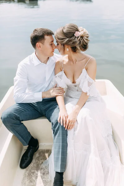 Stylowy Ślub Europejskim Stylu Szczęśliwa Para Łodzi Jeziorze — Zdjęcie stockowe