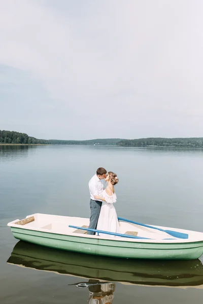 ヨーロッパスタイルのスタイリッシュな結婚式 湖の上のボートで幸せなカップル — ストック写真