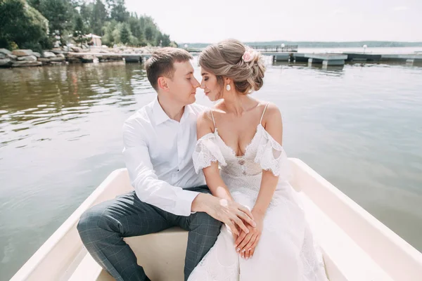 Casamento Elegante Estilo Europeu Casal Feliz Barco Lago — Fotografia de Stock