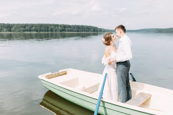 Stylowy Ślub Europejskim Stylu Szczęśliwa Para Łodzi Jeziorze — Zdjęcie stockowe