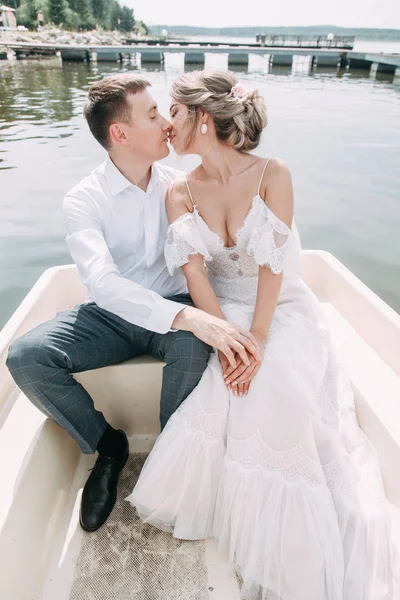 Casamento Elegante Estilo Europeu Casal Feliz Barco Lago — Fotografia de Stock
