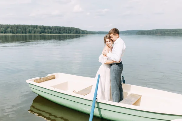 Boda Con Estilo Estilo Europeo Pareja Feliz Barco Lago — Foto de Stock