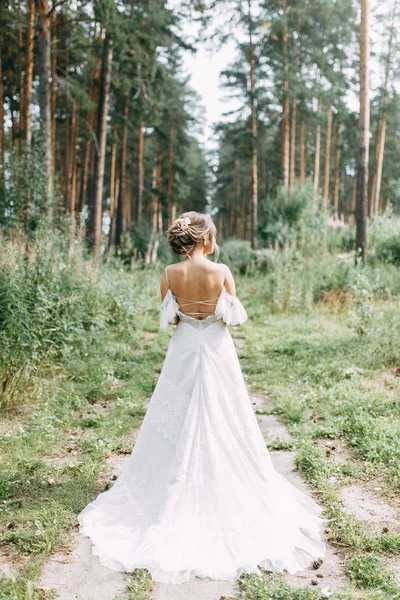 Elegantní Obřad Evropském Stylu Krásná Nevěsta Bílých Létajících Šatech Lese — Stock fotografie
