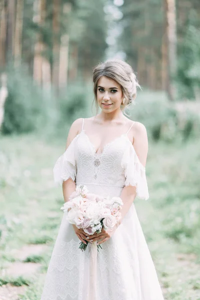 Elegante Zeremonie Europäischen Stil Schöne Braut Weißen Fliegenden Kleid Wald — Stockfoto