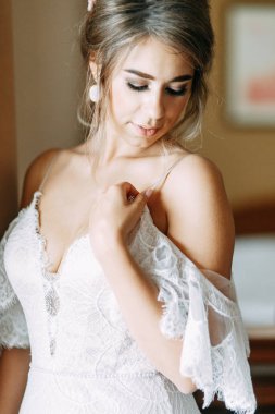 Koridorda Avrupa tarzı şık bir düğün. Oteldeki mutlu gelin.. 