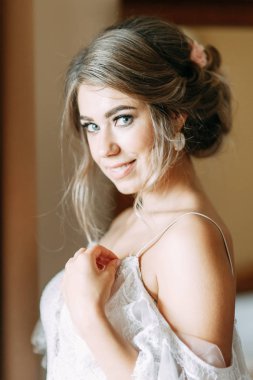 Koridorda Avrupa tarzı şık bir düğün. Oteldeki mutlu gelin.. 