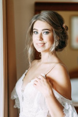 Koridorda Avrupa tarzı şık bir düğün. Oteldeki mutlu gelin.. 