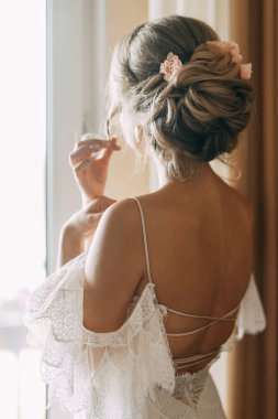 Koridorda Avrupa tarzı şık bir düğün. Oteldeki mutlu gelin.. 