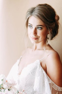 Koridorda Avrupa tarzı şık bir düğün. Oteldeki mutlu gelin.. 