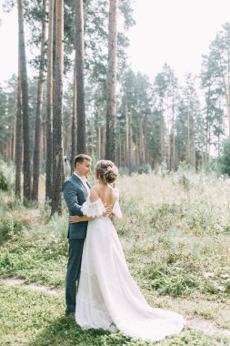 Avrupa tarzında modern bir tören. Atmosferik ormanda kayalarla güzel bir çift.. 