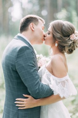 Avrupa tarzında modern bir tören. Atmosferik ormanda kayalarla güzel bir çift.. 