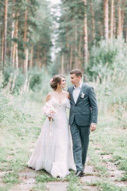 Avrupa tarzında modern bir tören. Atmosferik ormanda kayalarla güzel bir çift.. 