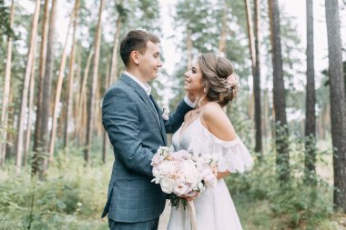 Avrupa tarzında modern bir tören. Atmosferik ormanda kayalarla güzel bir çift.. 