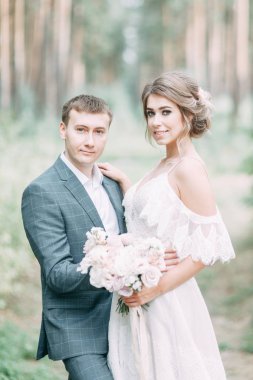 Avrupa tarzında modern bir tören. Atmosferik ormanda kayalarla güzel bir çift.. 