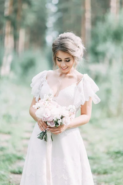 Elegant Ceremony European Style Beautiful Bride White Flying Dress Forest — ストック写真