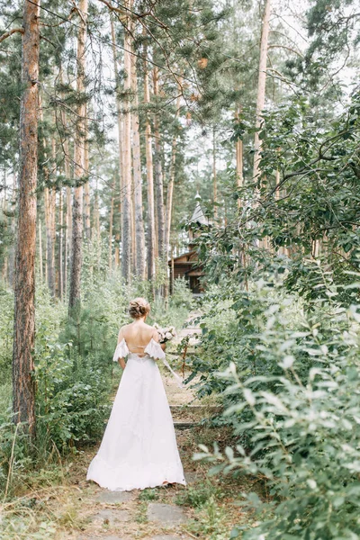 Elegante Ceremonia Estilo Europeo Hermosa Novia Vestido Blanco Vuelo Bosque —  Fotos de Stock