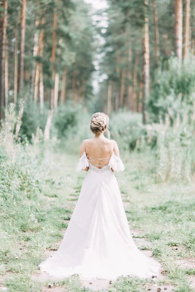 Elegantní Obřad Evropském Stylu Krásná Nevěsta Bílých Létajících Šatech Lese — Stock fotografie