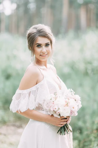 Elegante Zeremonie Europäischen Stil Schöne Braut Weißen Fliegenden Kleid Wald — Stockfoto