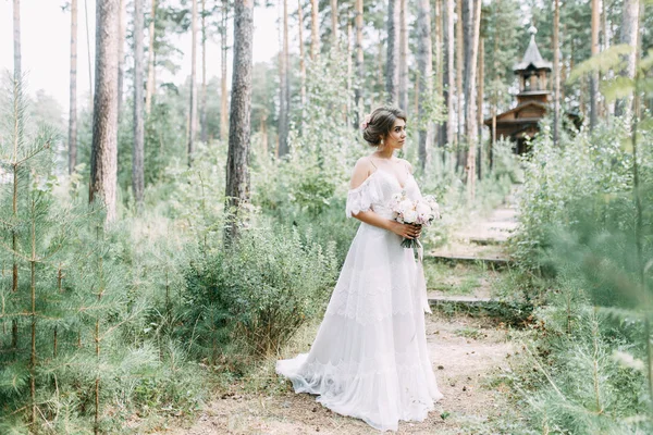 Elegantní Obřad Evropském Stylu Krásná Nevěsta Bílých Létajících Šatech Lese — Stock fotografie