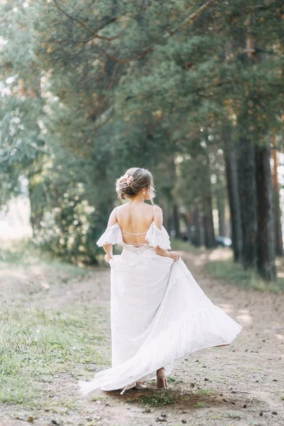 Elegante Ceremonia Estilo Europeo Hermosa Novia Vestido Blanco Vuelo Bosque —  Fotos de Stock