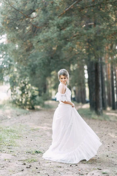 Elegante Ceremonia Estilo Europeo Hermosa Novia Vestido Blanco Vuelo Bosque —  Fotos de Stock