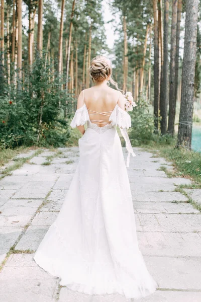 Elegant Ceremony European Style Beautiful Bride White Flying Dress Forest — ストック写真