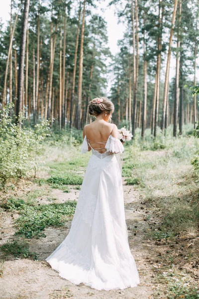 Elegantní Obřad Evropském Stylu Krásná Nevěsta Bílých Létajících Šatech Lese — Stock fotografie