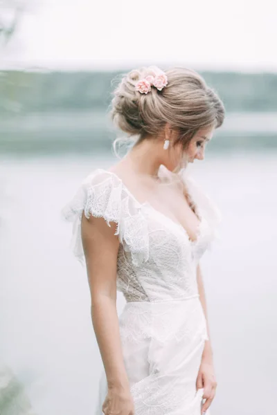 Vestido Noiva Estilo Europeu Noiva Feliz Pôr Sol Lago — Fotografia de Stock