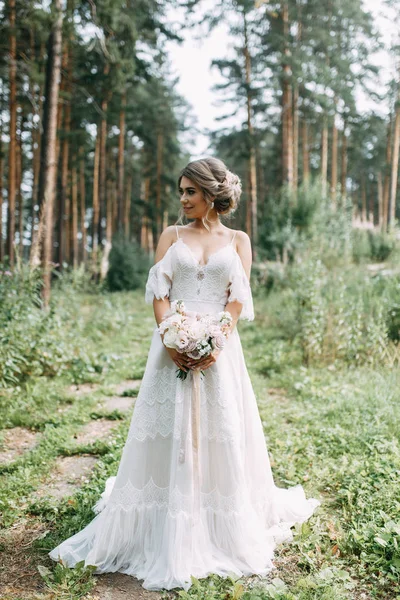 Elegant Ceremony European Style Beautiful Bride White Flying Dress Forest — ストック写真