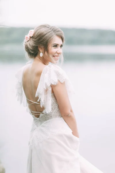 Vestido Noiva Estilo Europeu Noiva Feliz Pôr Sol Lago — Fotografia de Stock